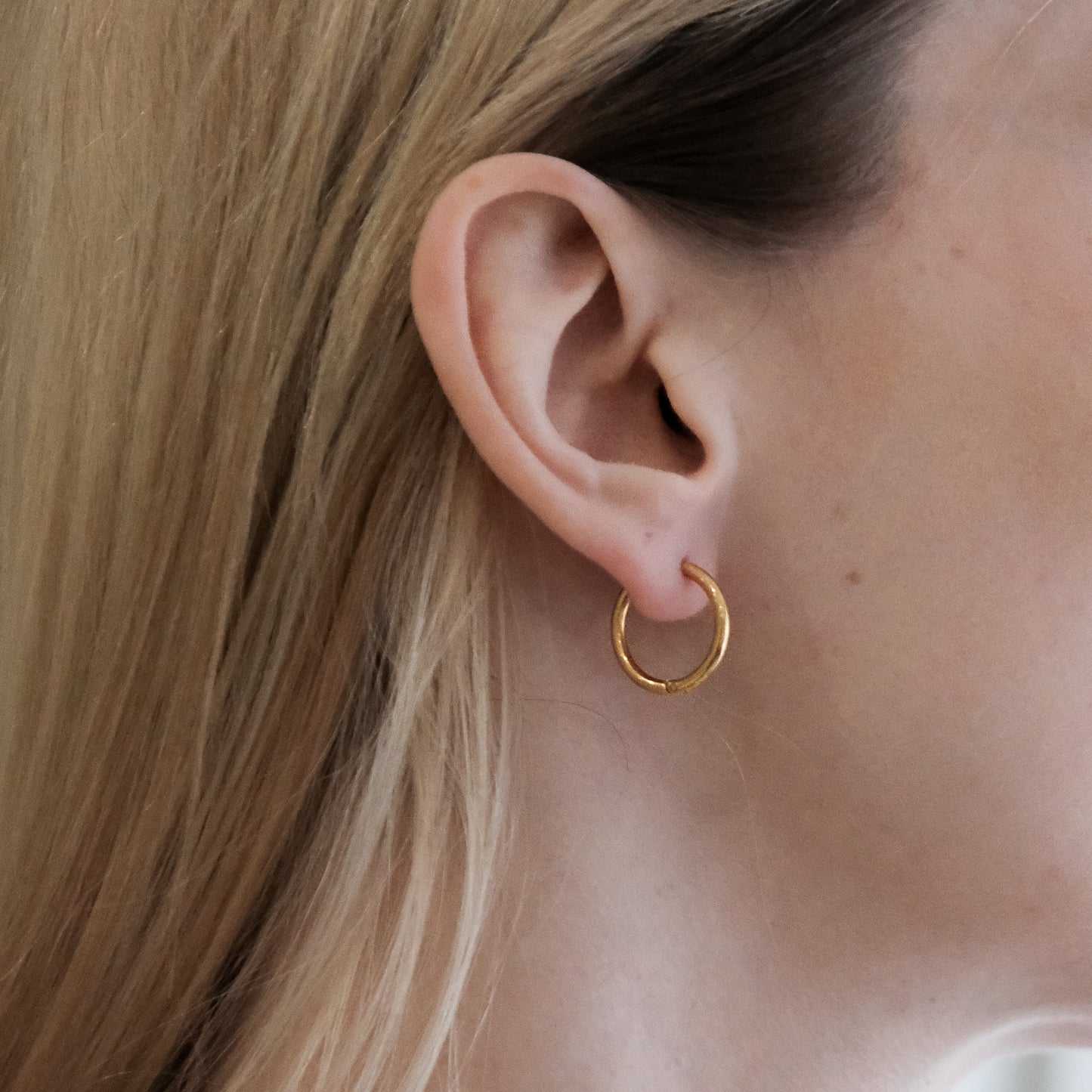 Medium Classic Hoop Earrings Gold