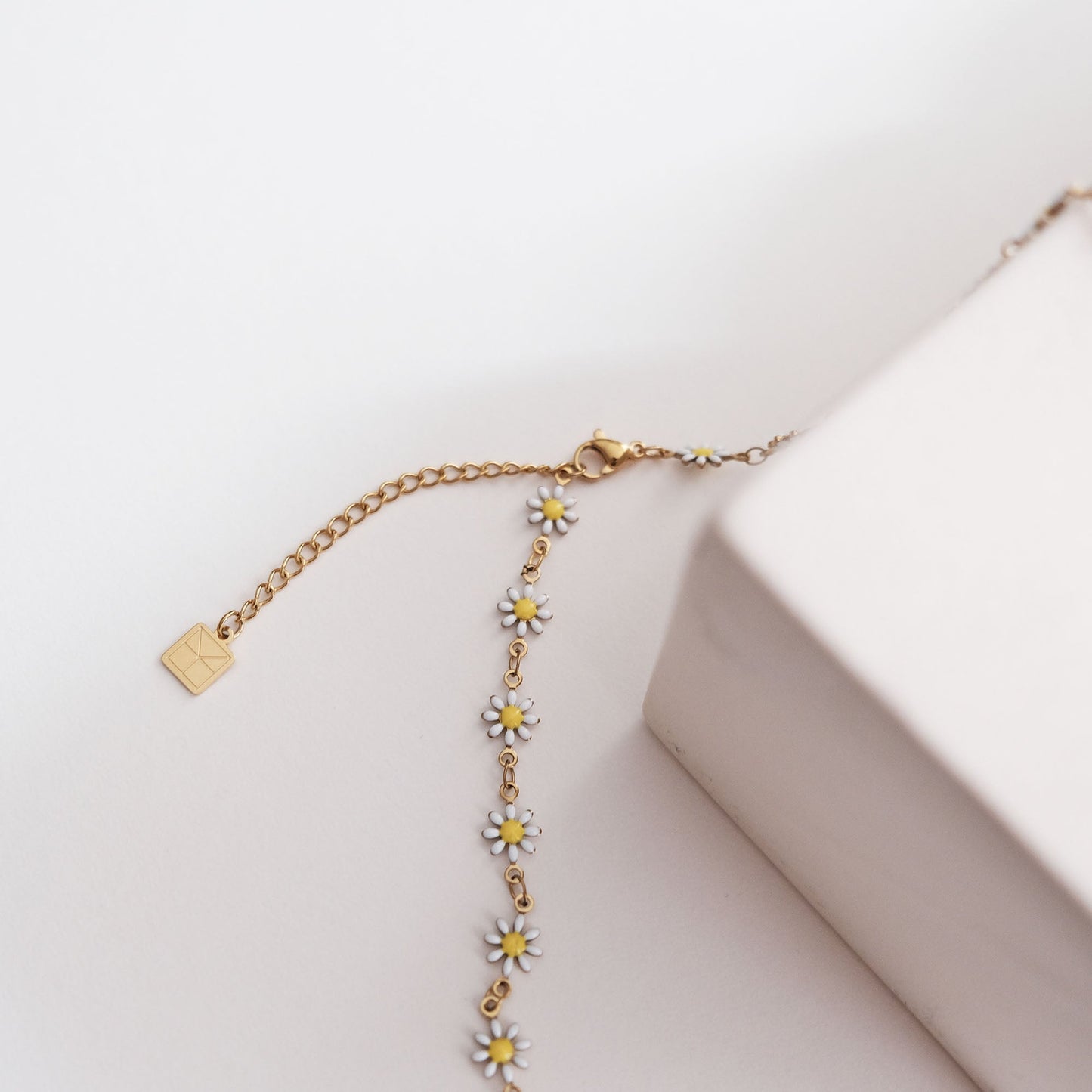 Daisy Necklace White/Gold - HYE STUDIO