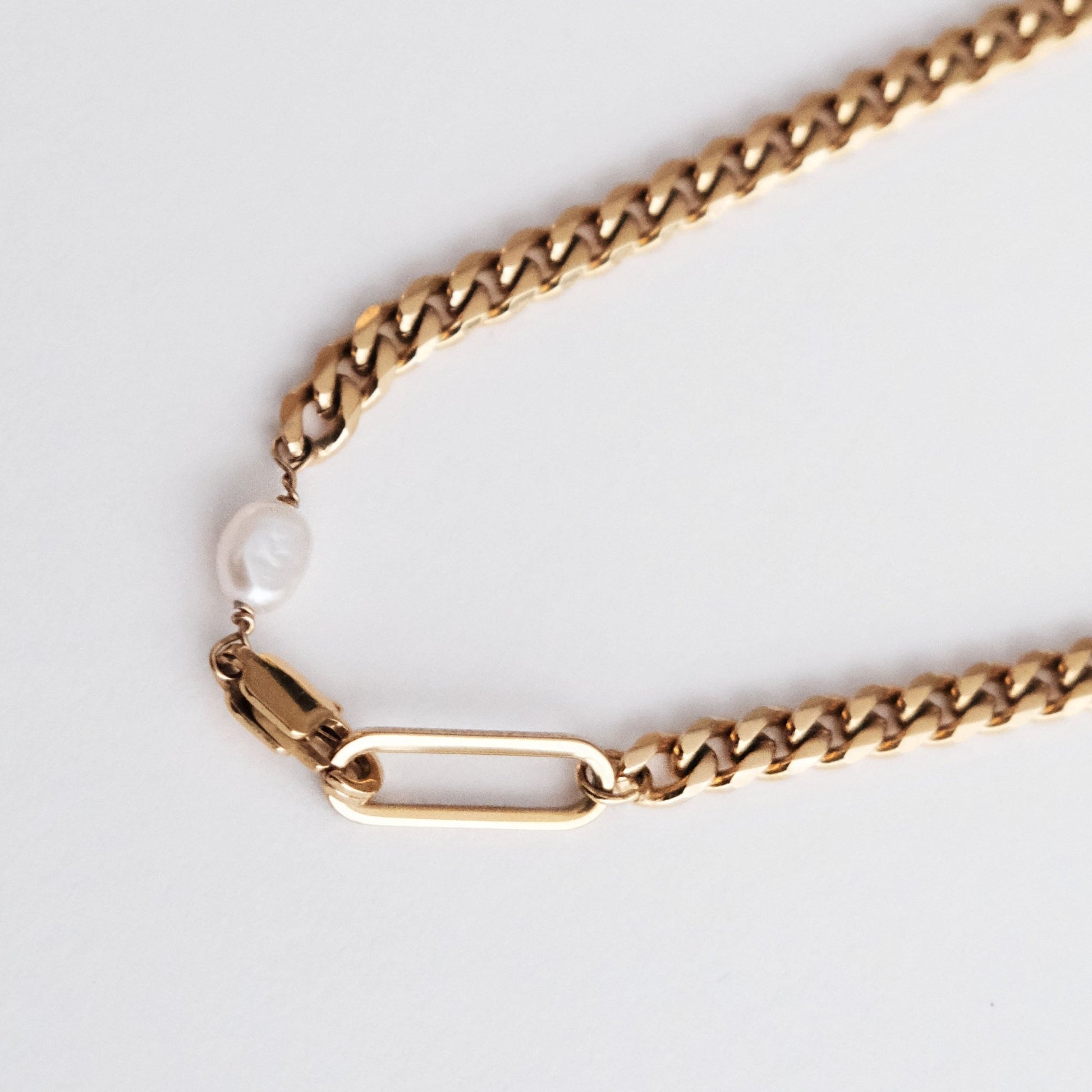 Jakie Cuban Chain Necklace With A Baroque Pearl Gold - HYE STUDIO