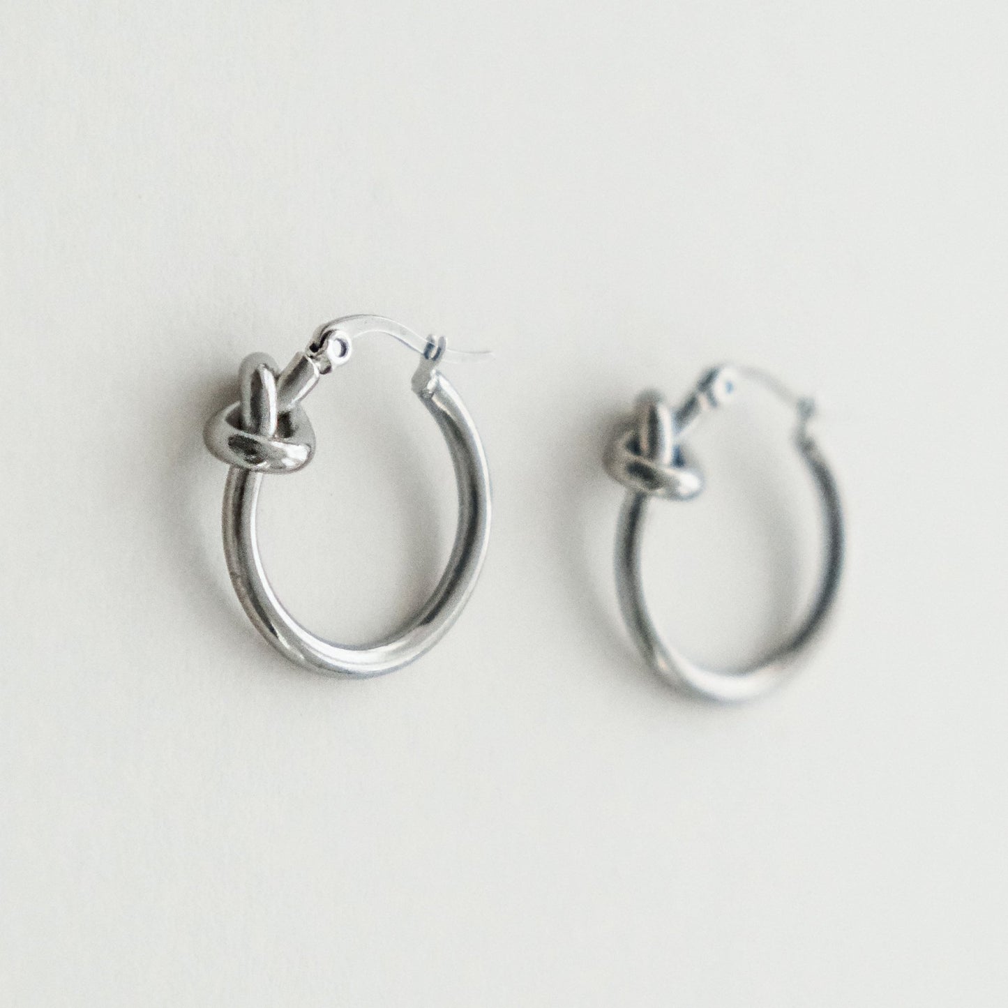 Knot Hoop Earrings Silver - HYE STUDIO