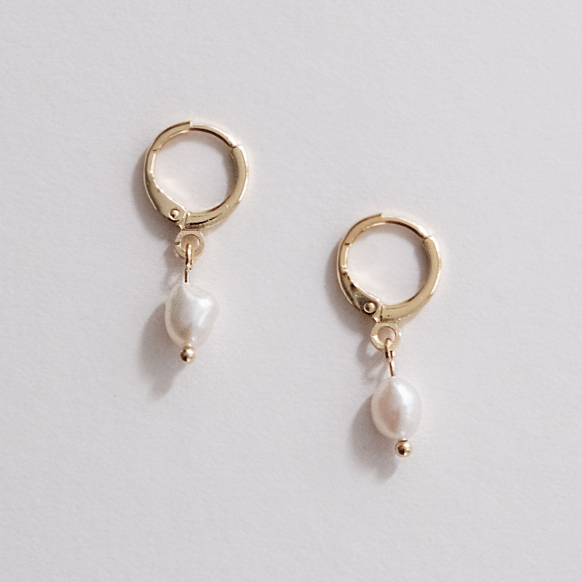 Vian Pearl Huggie Earrings Gold - HYE STUDIO