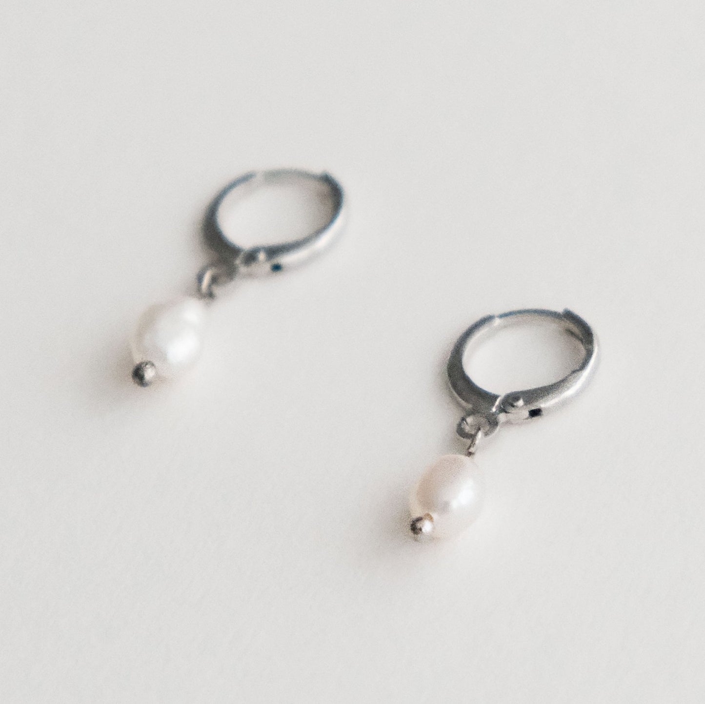 Vian Pearl Huggie Earrings Silver - HYE STUDIO