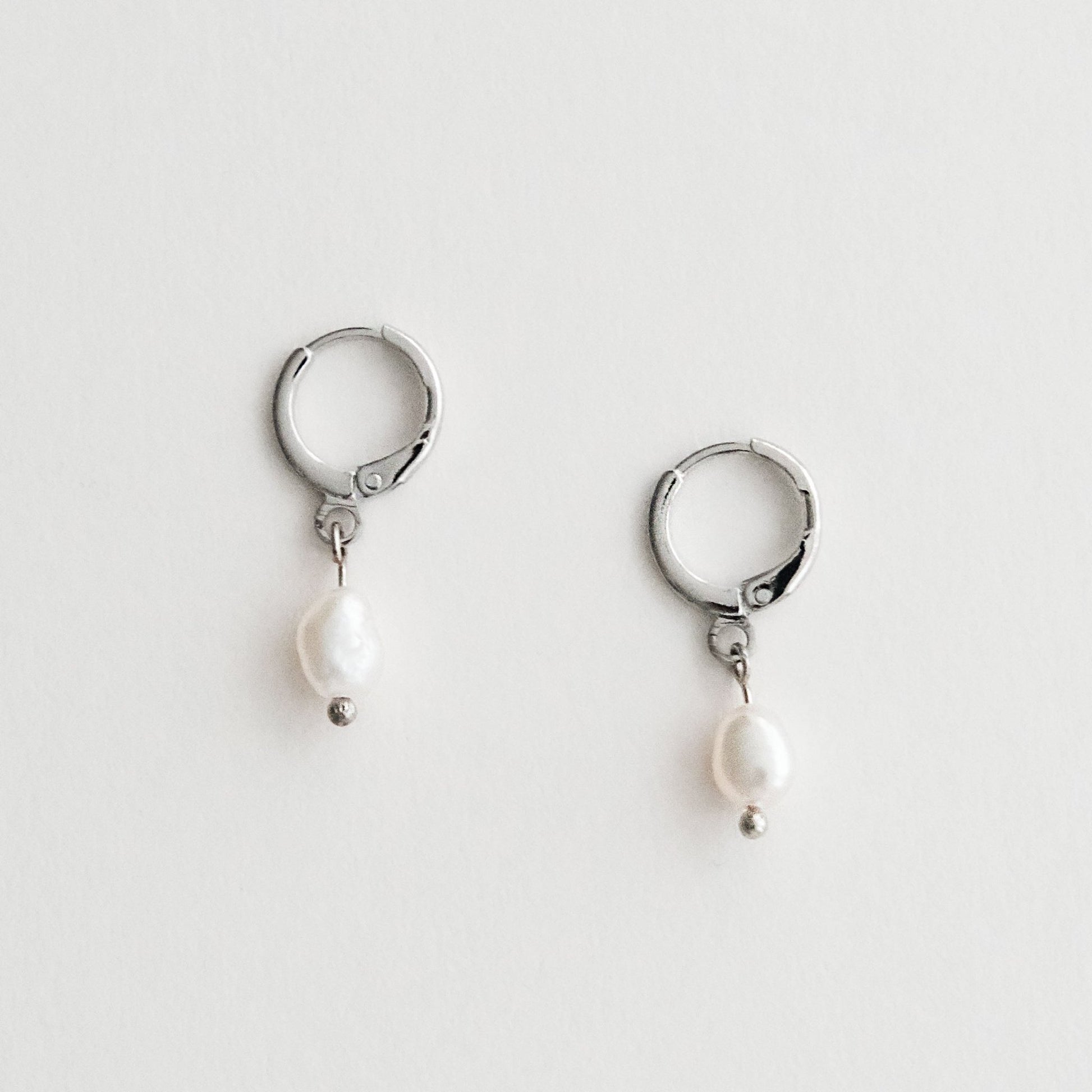 Vian Pearl Huggie Earrings Silver - HYE STUDIO